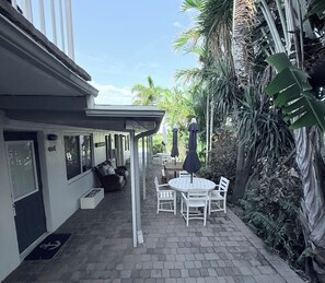 Outdoor dining - Cozy Beach Family Room/Patio/Self Check In-Out/One Step from the Ocean (Lauderdale-By-The-Sea)