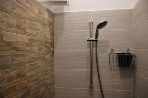Douche, sèche-cheveux, serviettes fournies, savon