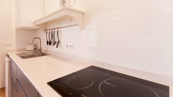 Køleskab, ovn, kogeplade, brødrister