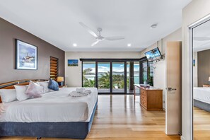 5 bedrooms, iron/ironing board, WiFi, bed sheets - Shutehaven Villa (Shute Harbour)