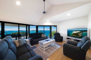 TV, offices - Shutehaven Villa (Shute Harbour)