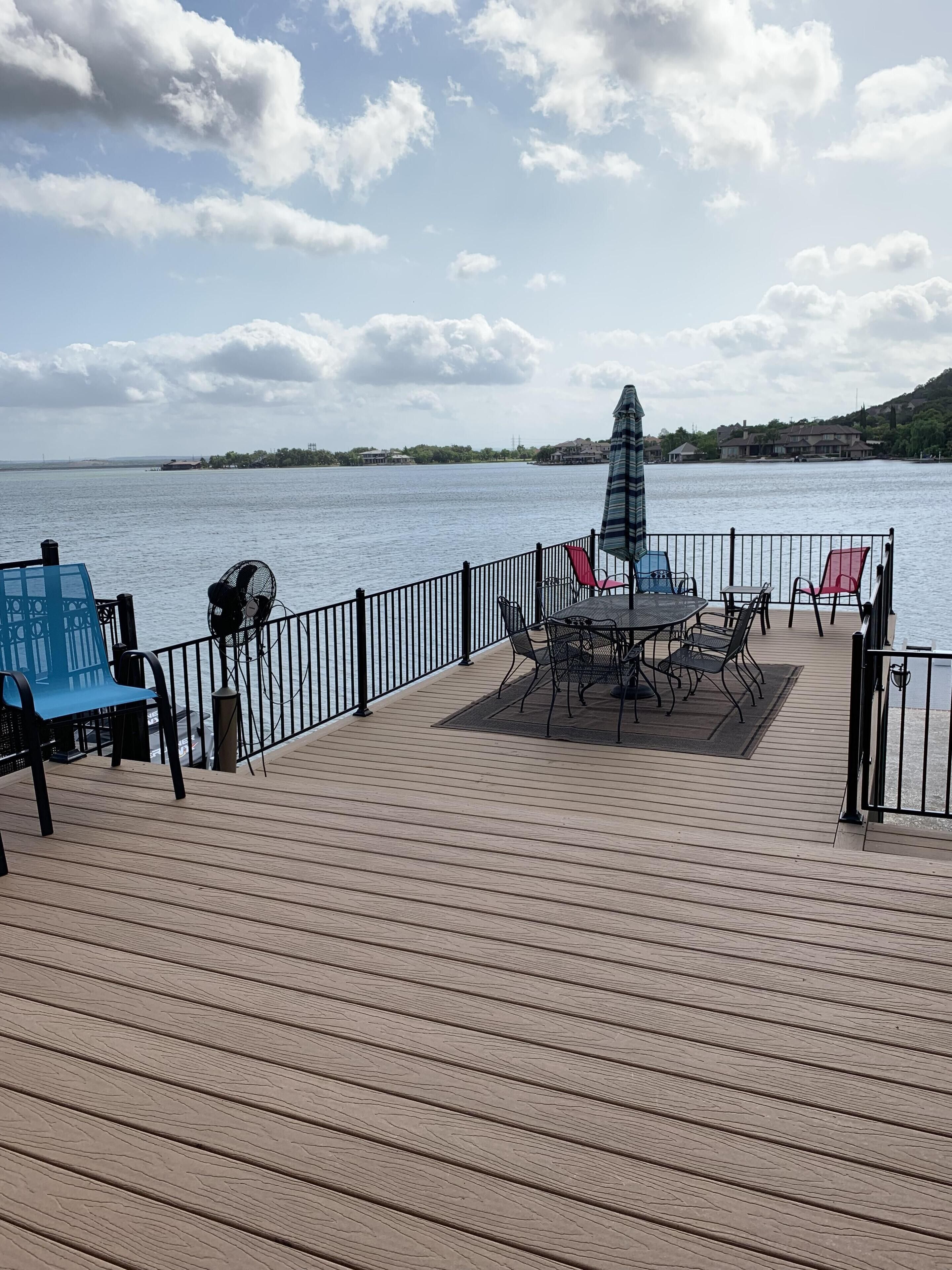 BRAND NEW deck, rails and stairs to the lake!