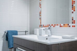 Ensemble douche/baignoire, sèche-cheveux, bidet, serviettes fournies