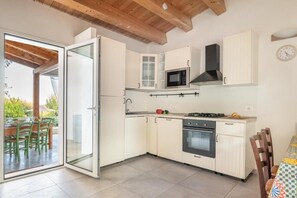 Kühlschrank, Mikrowelle, Ofen, Geschirrspüler