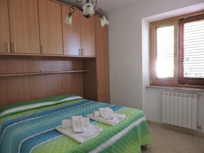 3 bedrooms, iron/ironing board, internet, bed sheets
