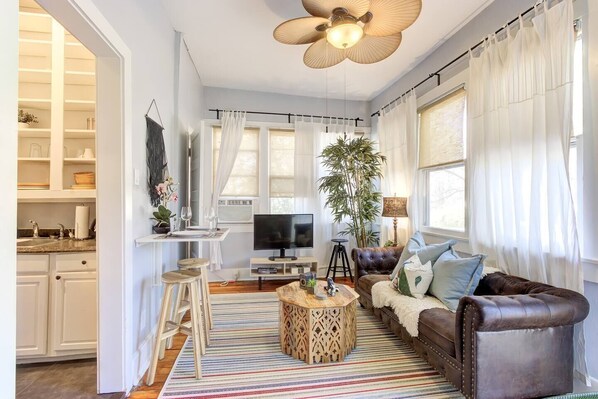 Smart TV, Netflix, streaming services - Cozy Vintage Stay | Central Spot | near Beale St (Memphis)