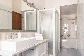 Combined shower/tub, jetted tub, hair dryer, bidet - Darsena Apartment Milan Navigli | Walk to Top Attractions | Sleeps 6 (Milano)