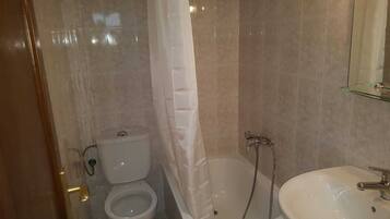 SĂšche-cheveux, serviettes fournies