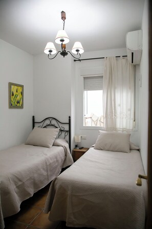 5 bedrooms, iron/ironing board, travel cot, free WiFi - Nerja: house / villa - Nerja (Nerja)