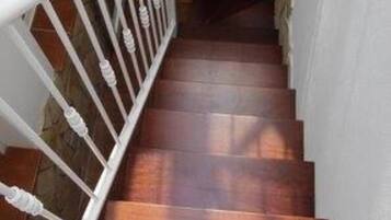 Una escalera de madera con barandales blancos.