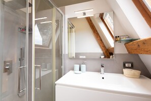 Dusche, Haartrockner, Bidet, Handtücher
