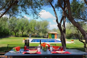 Outdoor dining - Beautiful rural Finca with pool 10 minutes from the best beaches (Campos)
