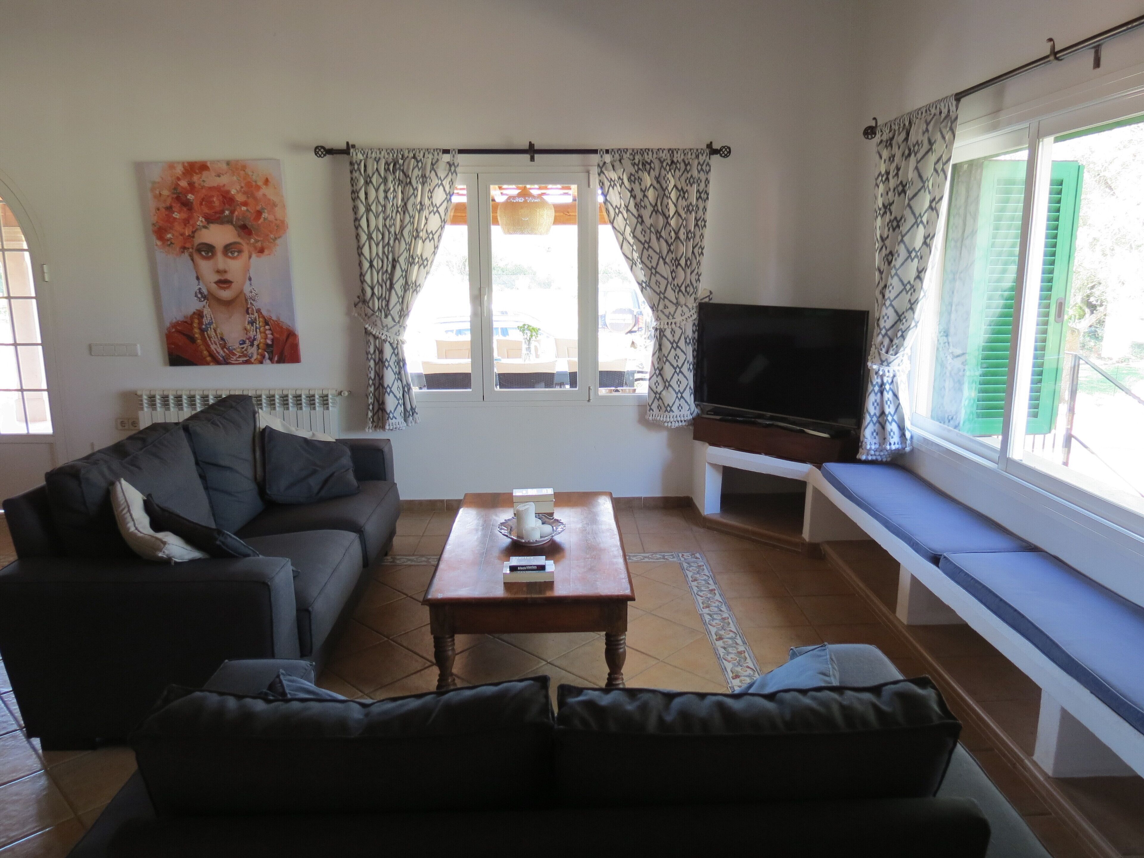 Smart TV, fireplace, DVD player