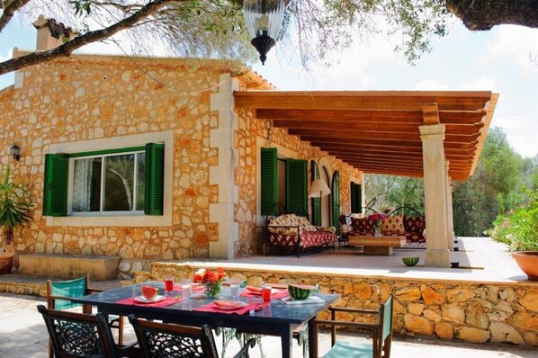 Outdoor dining - Beautiful rural Finca with pool 10 minutes from the best beaches (Campos)