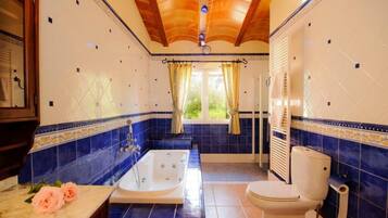 Dusche, Whirlpool, Haartrockner, Bidet