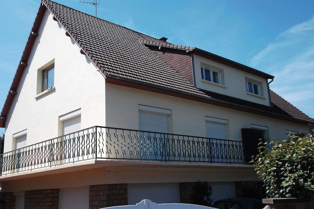 New Jullouville bay of Mont St Michel 70m2 apartment with balcony 100m beach