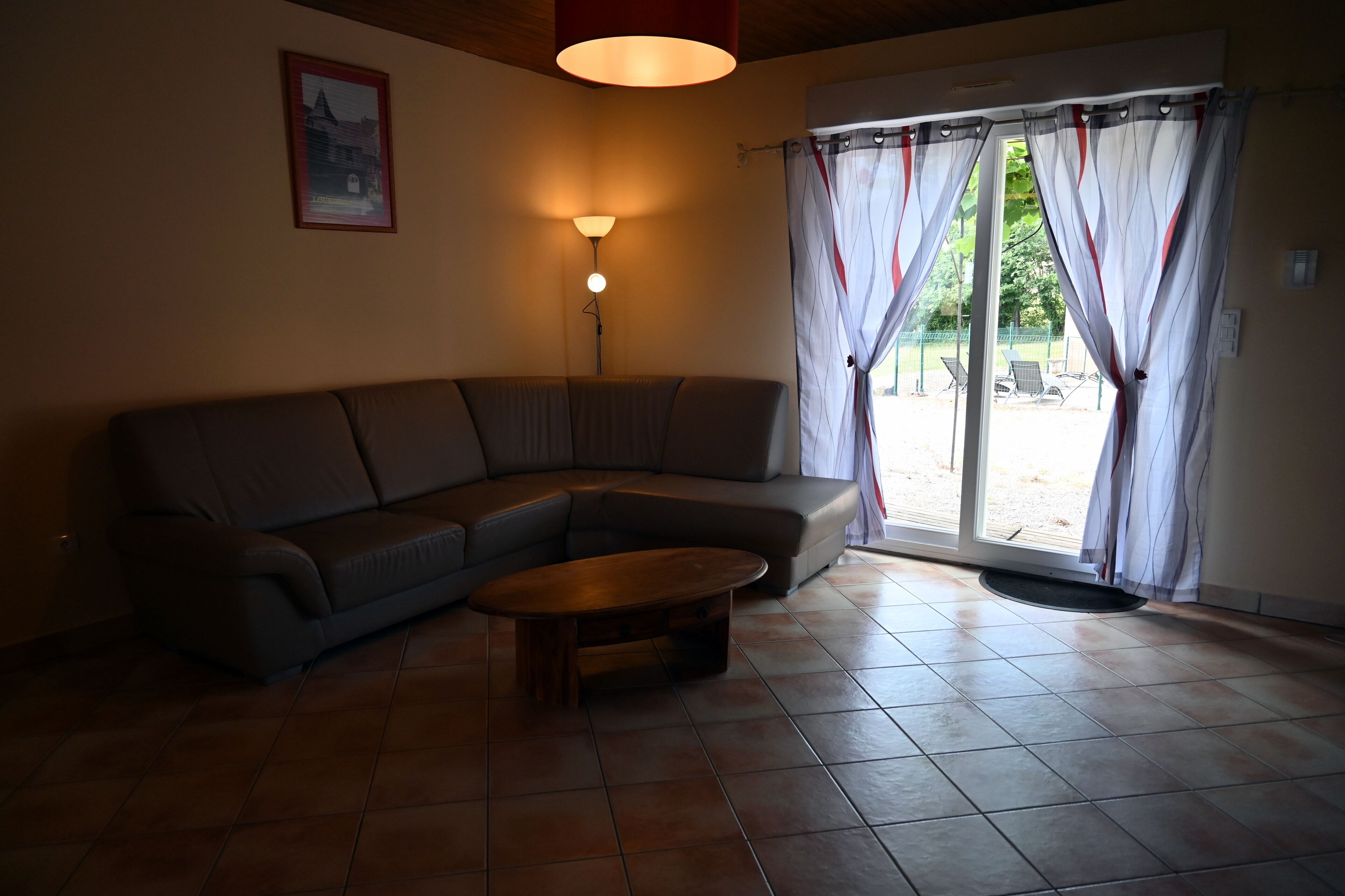 Televisie, een open haard, een dvd-speler en een tafeltennistafel