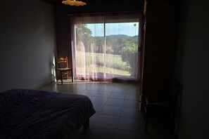 4 bedrooms, iron/ironing board, WiFi