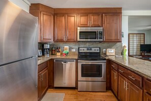 Jääkaappi, mikroaaltouuni, uuni, liesi