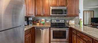 Kona Oceanview Penthouse in Kailua Village - Best Kona Location/View!