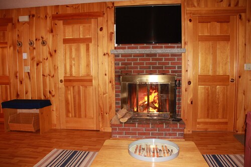 Sugarloaf Mountain : 2 Bed, 2 Bath : Snowbrook Village Ground Floor End Unit.