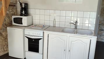 Kühlschrank, Mikrowelle, Ofen, Wasserkocher mit Kaffee-/Teezubehör