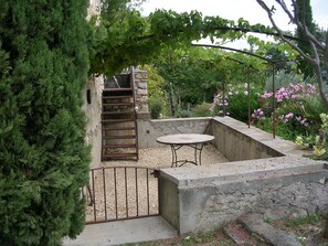 Outdoor dining - Charming and Character Cottage in Drôme Provençale (Marsanne)