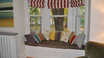 Una televisión, una chimenea, un reproductor de DVD