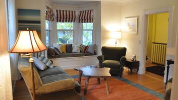 Una televisión, una chimenea, un reproductor de DVD