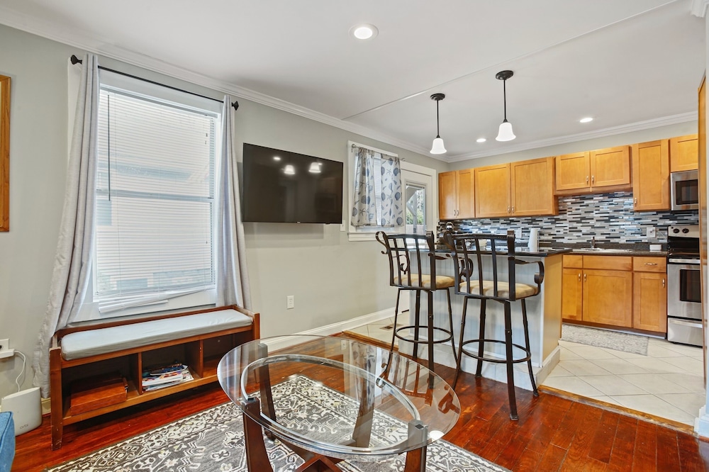 Neat & Clean 1 Bedroom Apartment in Quaint Eastport Neighborhood of Annapolis