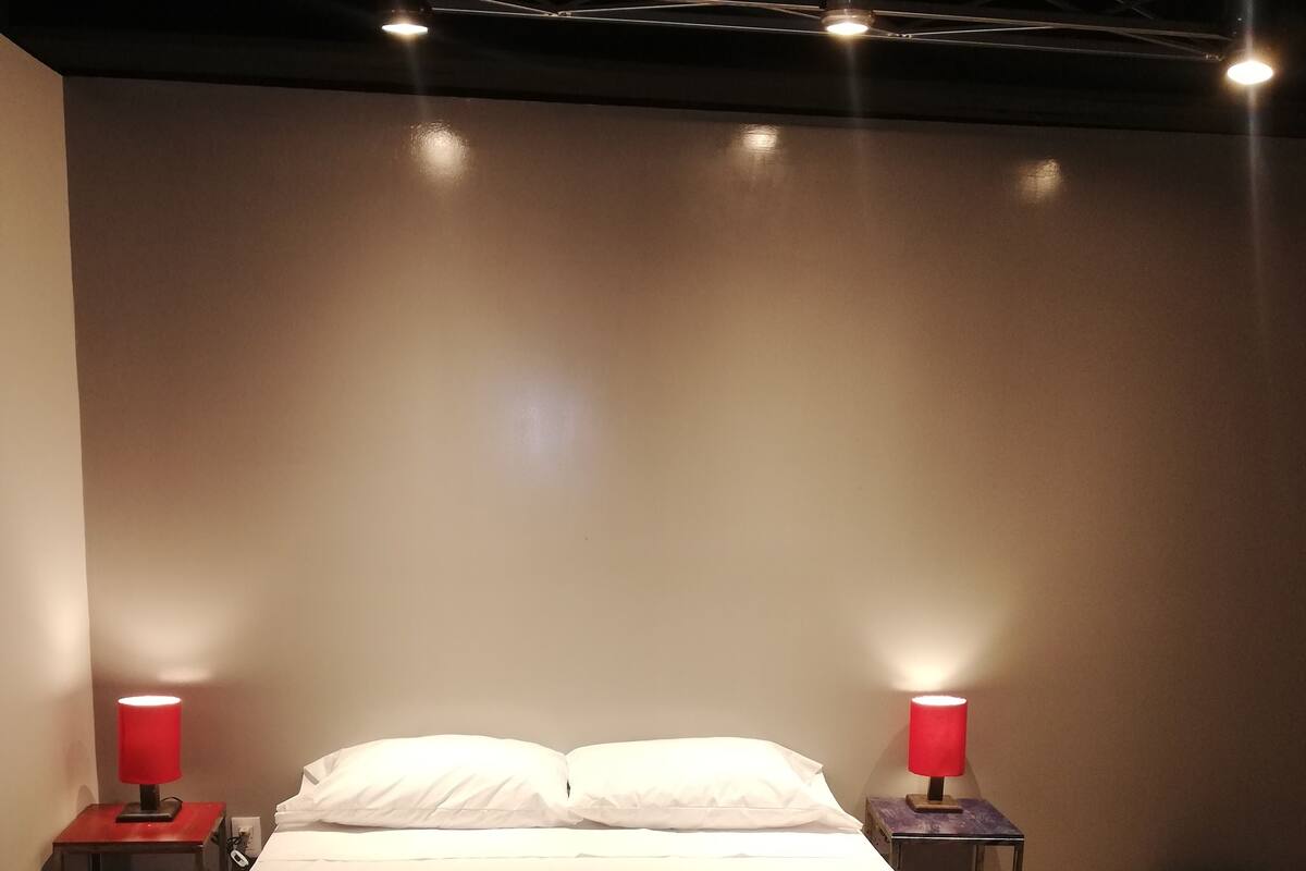 Deluxe Room, 1 Queen Bed (No TV) | Pillowtop beds, blackout drapes, WiFi (free), bed sheets
