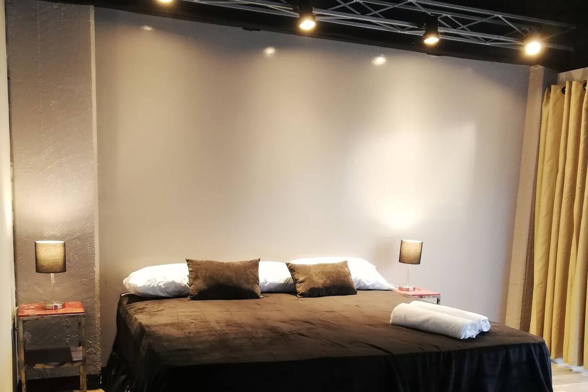 Deluxe Room, 1 King Bed, River View | Pillowtop beds, blackout drapes, WiFi (free), bed sheets