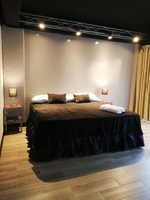 Deluxe Room, 1 King Bed, River View | Pillowtop beds, blackout drapes, free WiFi, bed sheets - Billy Box - Hostel (Puerto Vallarta)