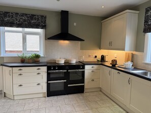 Kylskåp, mikrovågsugn, ugn och spishäll