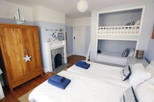 Family 'bunk room'
Twin beds.
Bunk beds (3.5 ft wide by 6'6")