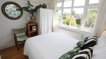 5 bedrooms, iron/ironing board, travel crib, internet