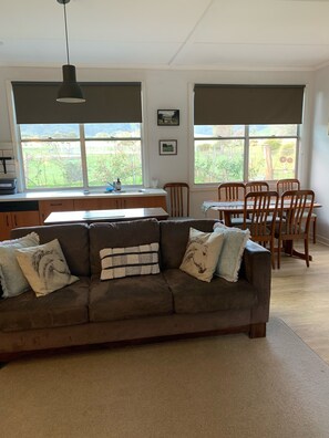 Smart TV, DVD player, ping pong, books - Pyrenees Farm Stay Amphitheatre. (Pet friendly) Bed and Breakfast. (Amphitheatre)