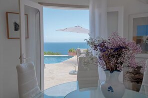 Outdoor dining - Can Pere, stunning sea views, Es Cubells, infinity pool (Sant Josep de sa Talaia, Illes Balears)