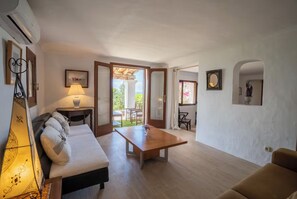 TV, books, music library, stereo - Can Pere, stunning sea views, Es Cubells, infinity pool (Sant Josep de sa Talaia, Illes Balears)