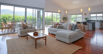 LEADER VIEWS : Bright