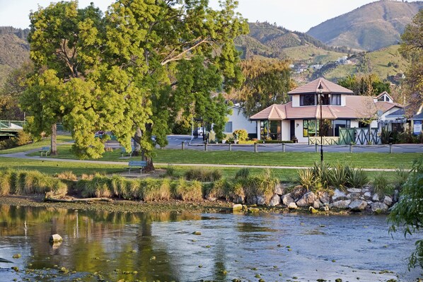 Riverside Villa - Nelson City Centre Holiday Home
