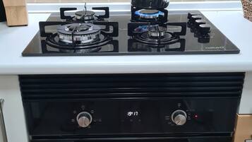 KĂŒhlschrank, Mikrowelle, Ofen, Herdplatte