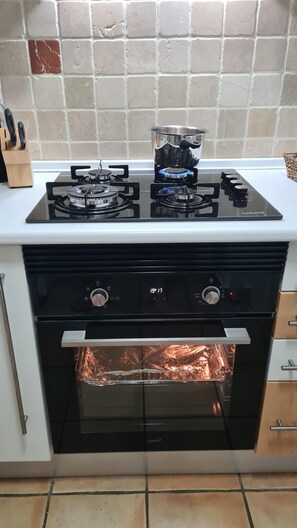 冷蔵庫、電子レンジ、オーブン、コンロ