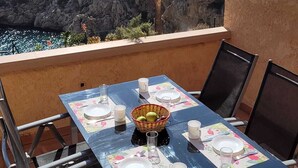 A table set for two with a view of the sea and mountains. - Costa Blanca, Altea, beautiful apartment with fantastic panoramic views (Altea)