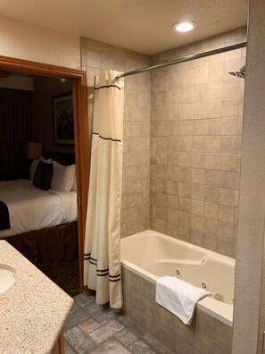 Doccia, asciugacapelli, asciugamani, sapone