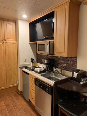 Frigorifero, microonde, piano cottura, lavastoviglie