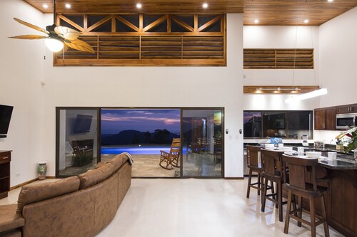 Maison neuve dans la jungle surplombant l'océan Pacifique