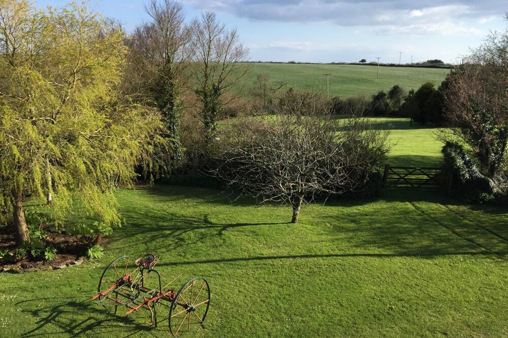 Rural peace close to 6 Roseland beaches, with log burner and summerhouse
