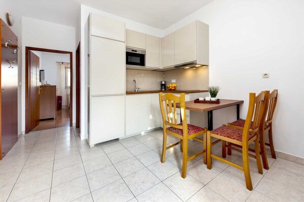 Fridge, microwave, coffee/tea maker, cookware/dishes/utensils - MIRELA One-Bedroom Apartment 2 (Rovinj)