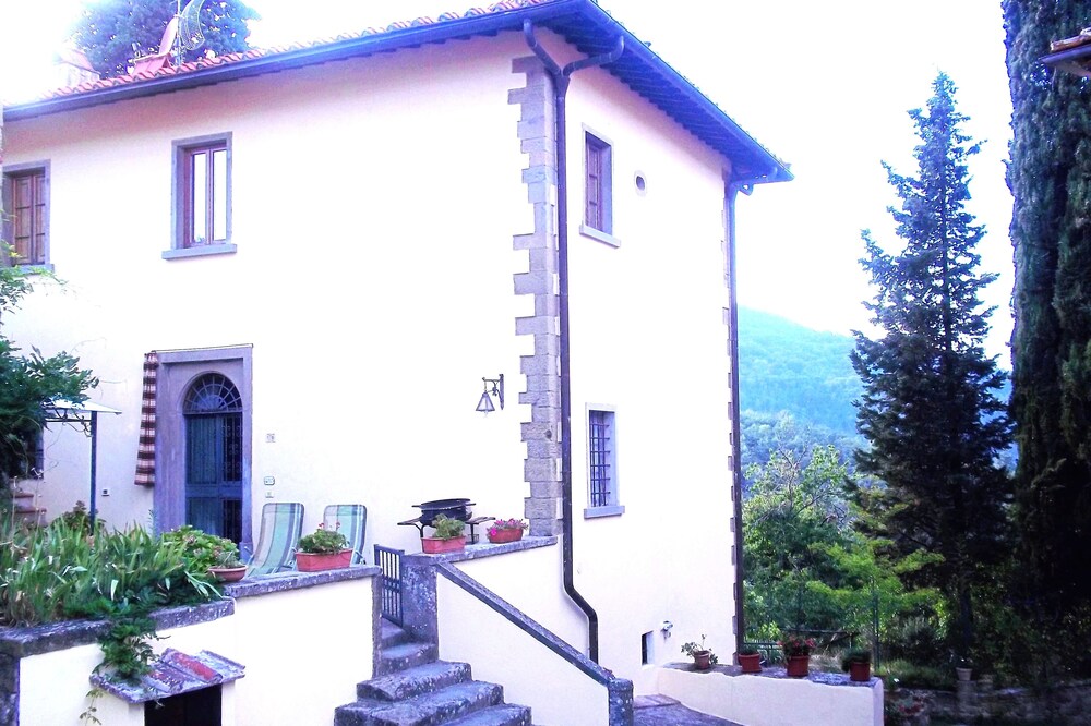 Lovely Apartment In Villa At 18km From Florence On The Chianti Valdarno Hills